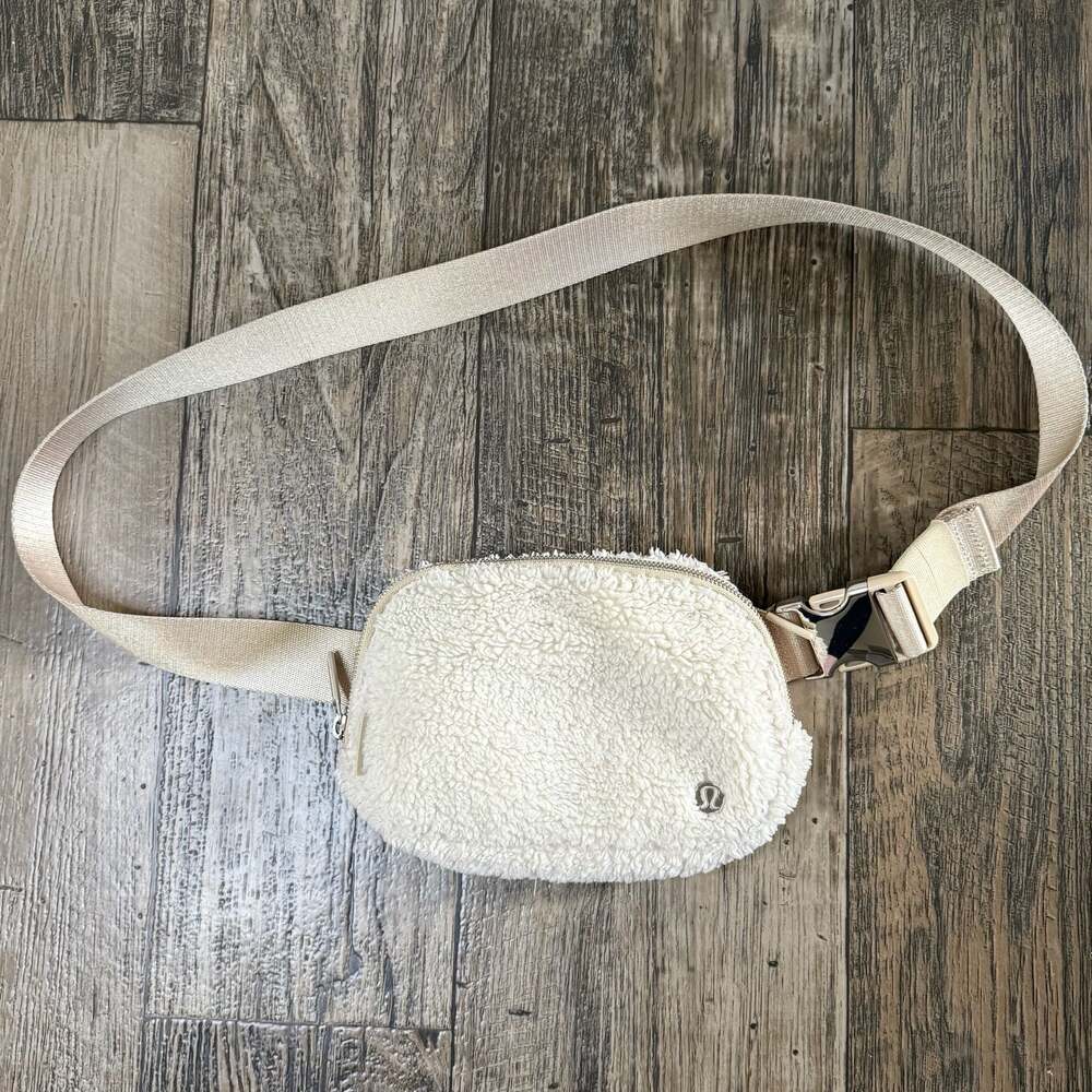 Lululemon Everywhere Belt Bag Fleece Sherpa